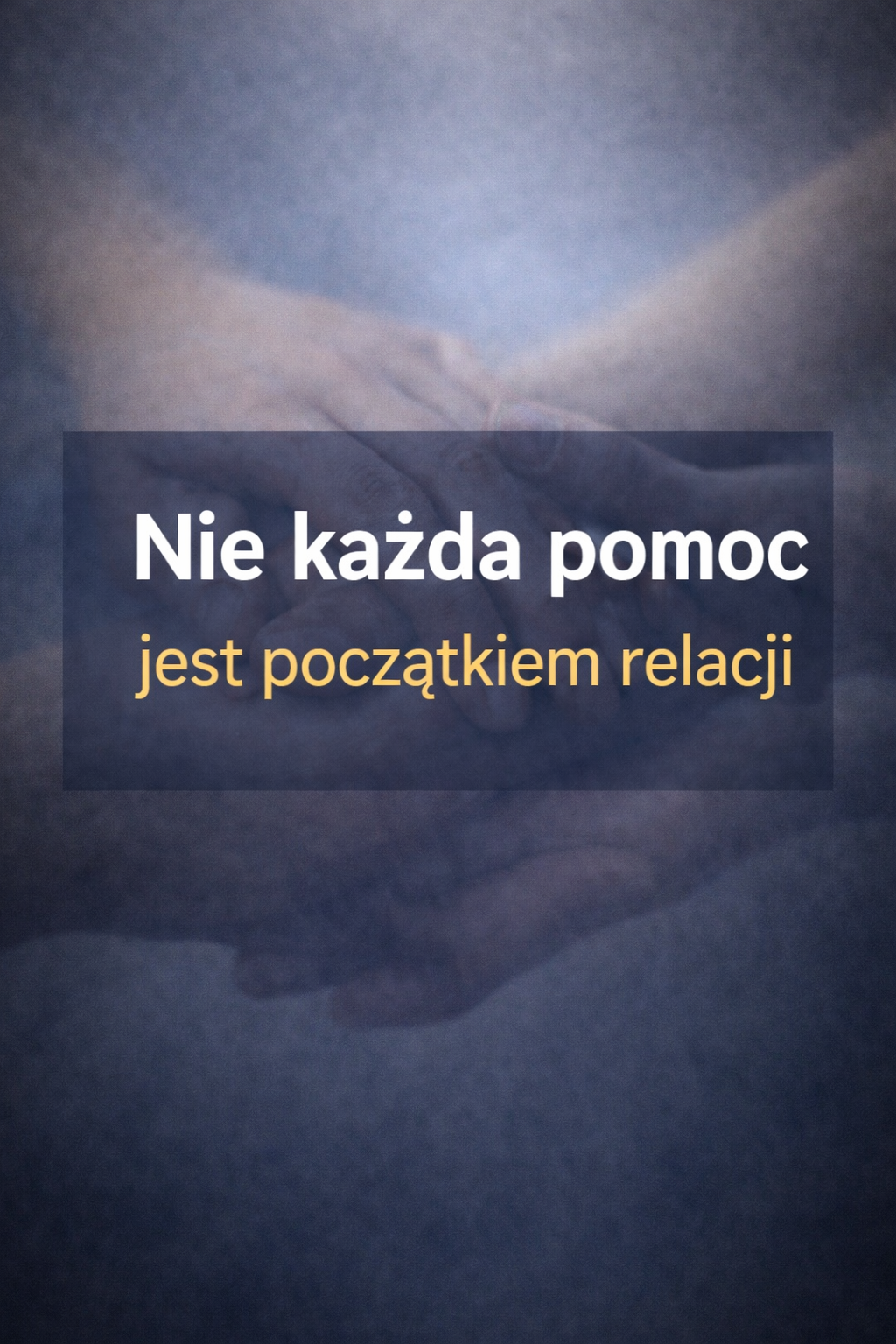 Dwie trzymające się za ręce dłonie na tle niebieskawego, rozmytego światła. Na grafice widnieje napis: 'Nie każda pomoc jest początkiem relacji'.