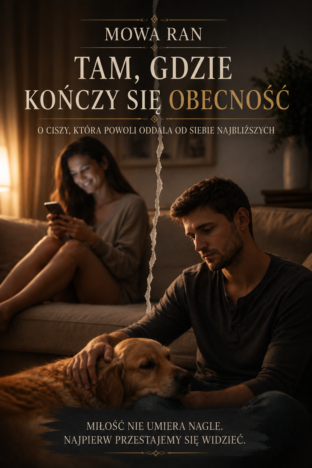 Para siedzi na kanapie w przytulnym salonie wieczorem. Mężczyzna głaszcze psa, a kobieta uśmiecha się, trzymając telefon. Na pierwszym planie widnieje napis: 'Tam, gdzie kończy się obecność'.
