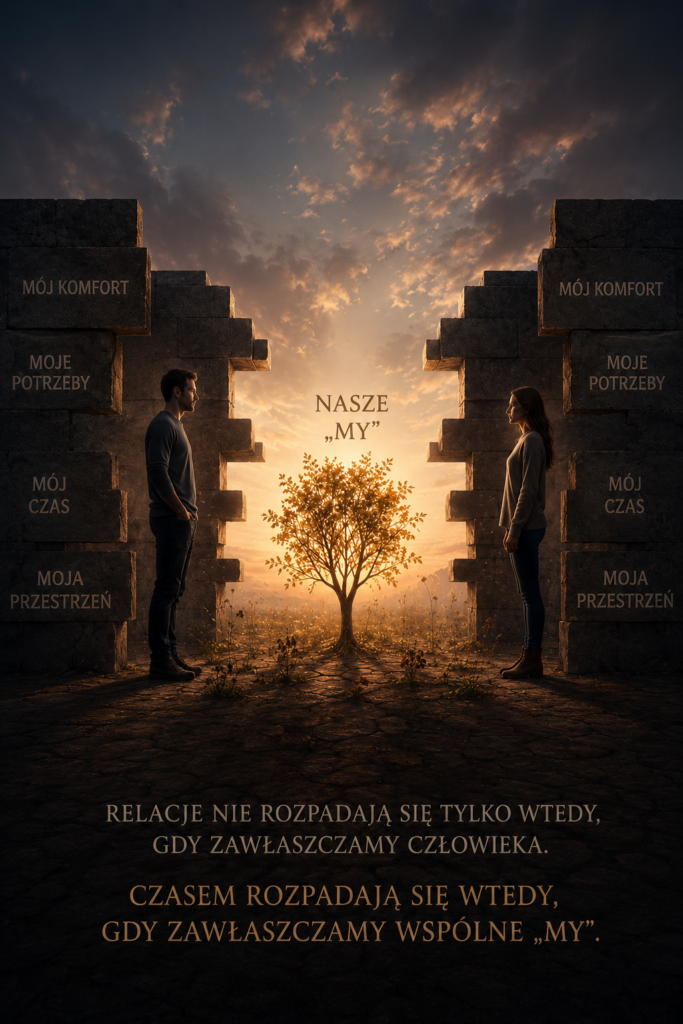 Dwie osoby stoją naprzeciw siebie po przeciwnych stronach kamiennych murów oświetlonych ciepłym światłem zachodzącego słońca. Na murach widnieją napisy: „Mój komfort”, „Moje potrzeby”, „Mój czas” i „Moja przestrzeń”, symbolizujące osobiste granice każdego z partnerów. Pomiędzy nimi rośnie samotne drzewo podpisane „Nasze ‘My’”. U dołu znajduje się cytat: „Relacje nie rozpadają się tylko wtedy, gdy zawłaszczamy człowieka. Czasem rozpadają się wtedy, gdy zawłaszczamy wspólne ‘My’.” Grafika przedstawia napięcie między indywidualnością a wspólną tożsamością w związku.