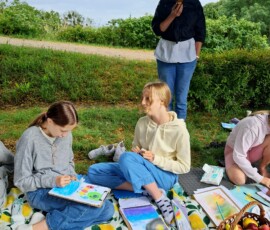 Uczestnicy Lipcowego Spaceru Rysunkowego