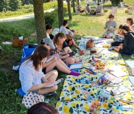 Uczestnicy Słonecznego Spaceru Rysunkowego