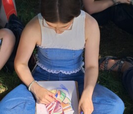 Uczestnicy Słonecznego Spaceru Rysunkowego