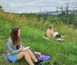Uczestnicy Sierpniowego Spaceru Rysunkowego