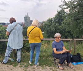 Uczestnicy Sierpniowego Spaceru Rysunkowego