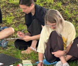 Uczestnicy Sierpniowego Spaceru Rysunkowego