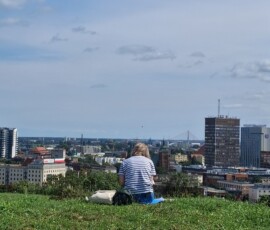 uczestnicy pogodnego spaceru rysunkowego