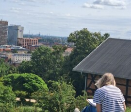 uczestnicy pogodnego spaceru rysunkowego