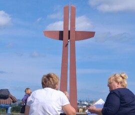 uczestnicy pogodnego spaceru rysunkowego