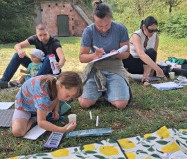 uczestnicy pogodnego spaceru rysunkowego