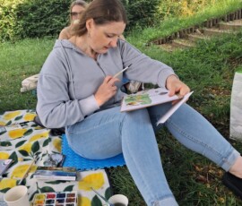 uczestnicy pogodnego spaceru rysunkowego