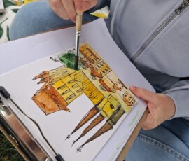 uczestnicy pogodnego spaceru rysunkowego