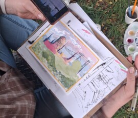 uczestnicy pogodnego spaceru rysunkowego
