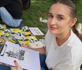 uczestnicy pogodnego spaceru rysunkowego
