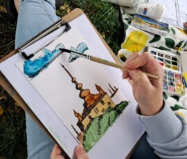 uczestnicy pogodnego spaceru rysunkowego