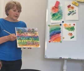 uczestnicy wesołego spaceru rysunkowego