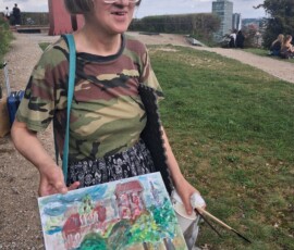 uczestnicy wesołego spaceru rysunkowego