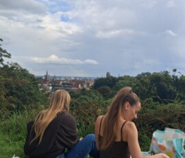 uczestnicy wesołego spaceru rysunkowego