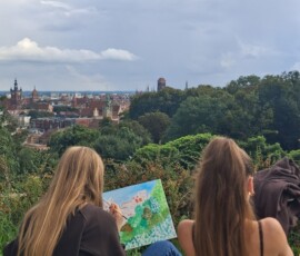 uczestnicy wesołego spaceru rysunkowego