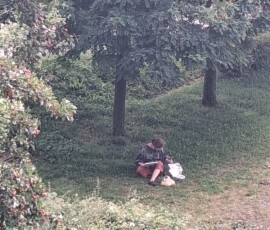 uczestnicy wesołego spaceru rysunkowego